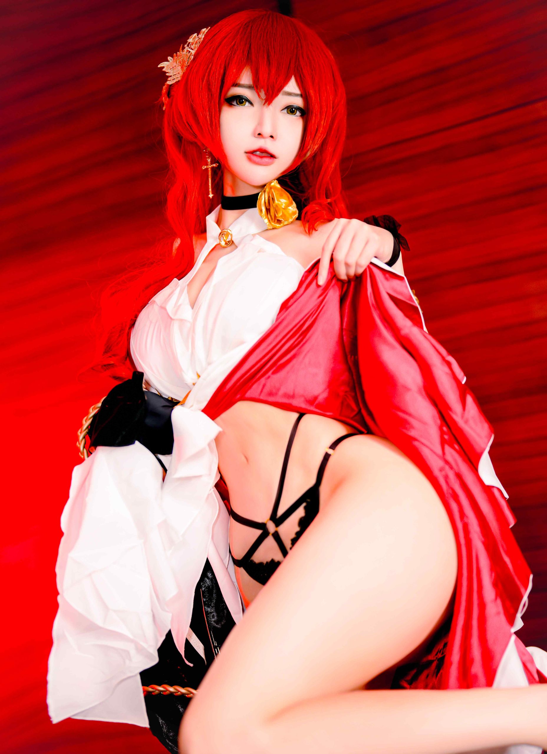 Unknown Cosplayer Himeko Cosplay – The Red-Haired Navigator Just Hijacked the Entire Astral Express… and Your Soul ♡ | Honkai: Star Rail  