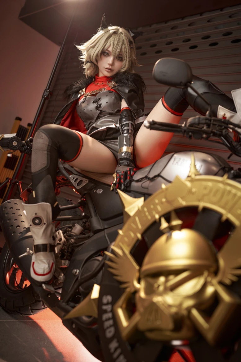 ZinieQ ジニCosplayer cosplay Caesar King Zenless Zone Zero 4