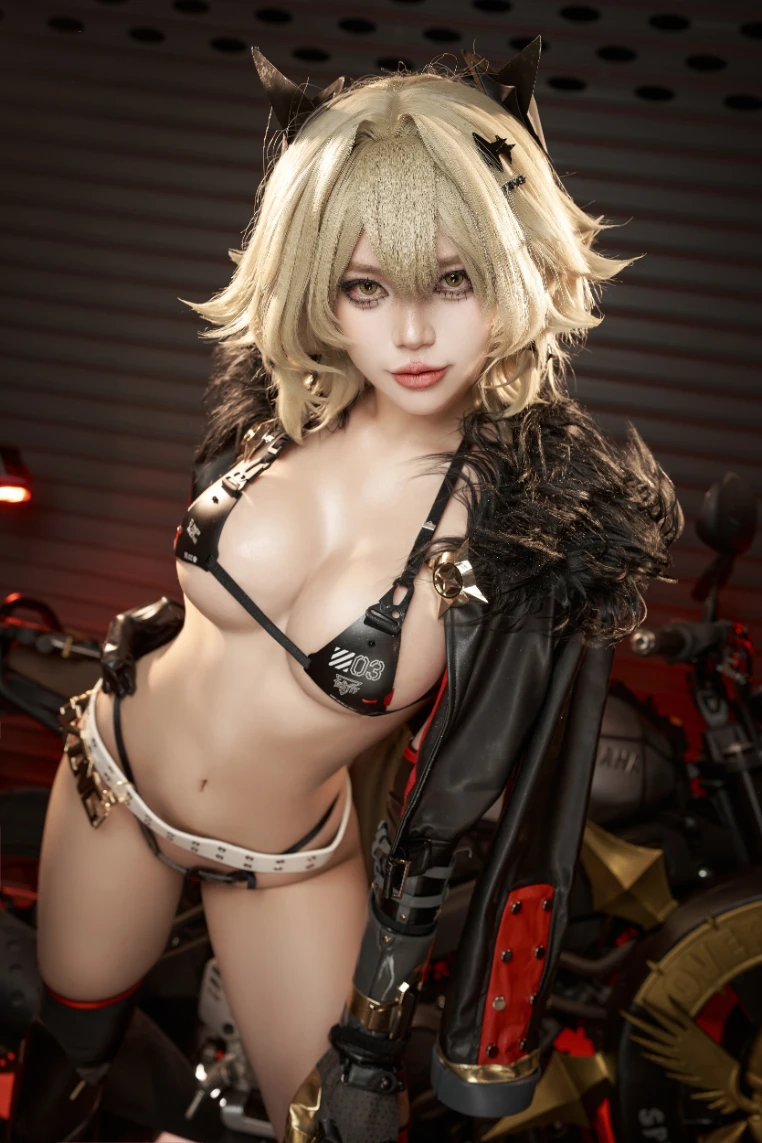 ZinieQ ジニCosplayer cosplay Caesar King Zenless Zone Zero 9